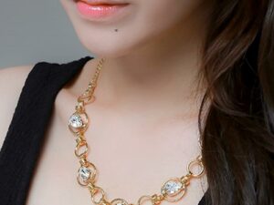 Vergoldete Halskette mit Swarovski-Kristallen, nickelfreie Beschichtung, Swarovski-Kristalle. Entworfen und hergestellt in Südkorea. Ton: Gold